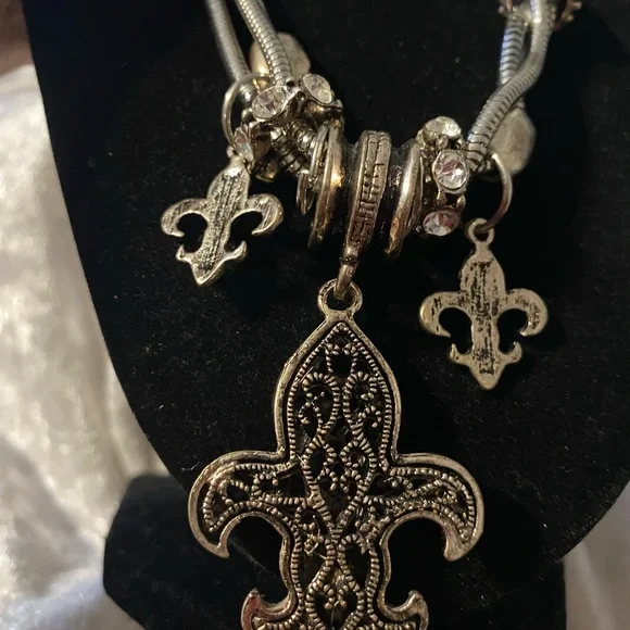Chic Silver Fleur-de-Lis Necklace and Earring Set - Picture 7 of 11
